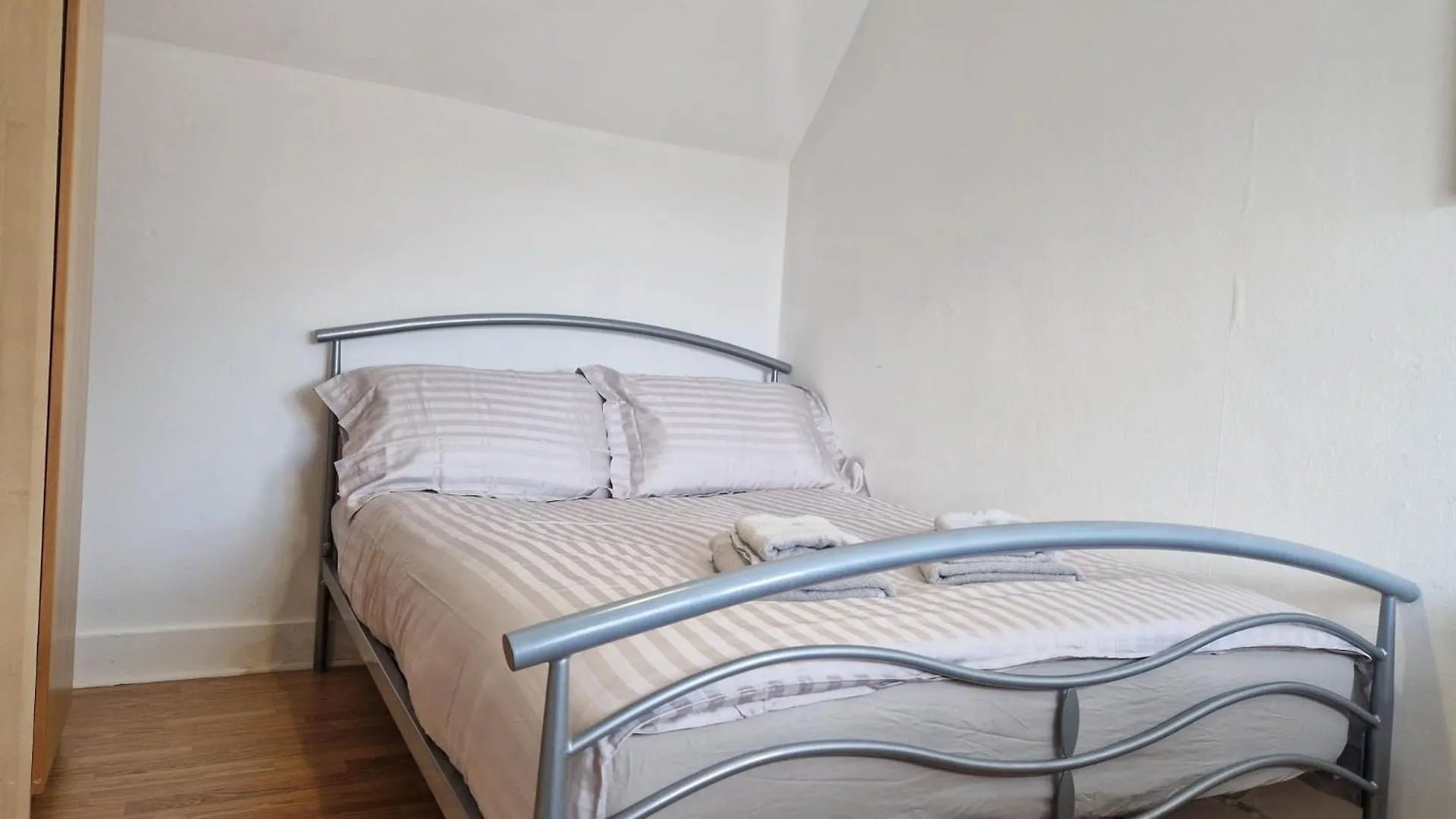 kontakty Suite 3: Homely Room Near Sheffield Cc
